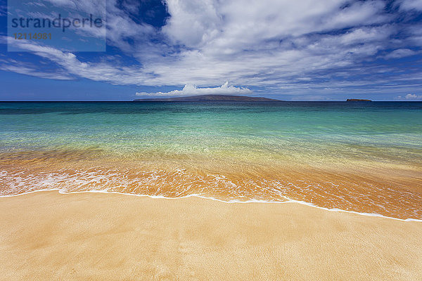 Türkisfarbenes Meerwasser und goldener Sand am Big Beach  Makena State Park; Makena  Maui  Vereinigte Staaten von Amerika