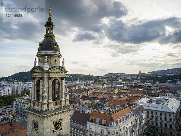 Turm der St. Stephansbasilika und Stadtbild von Budapest; Budapest  Budapest  Ungarn