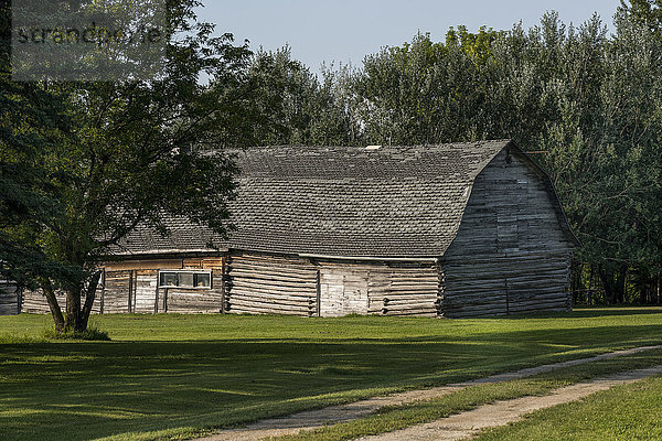 Eine Holzscheune mit schiefen Wänden und einem verwitterten Dach; Manitoba  Kanada