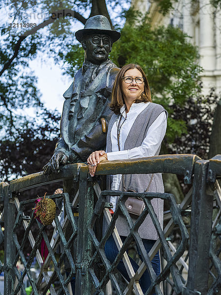 Eine Frau steht neben dem Denkmal von Imre Nagy auf dem Märtyrerplatz; Budapest  Budapest  Ungarn