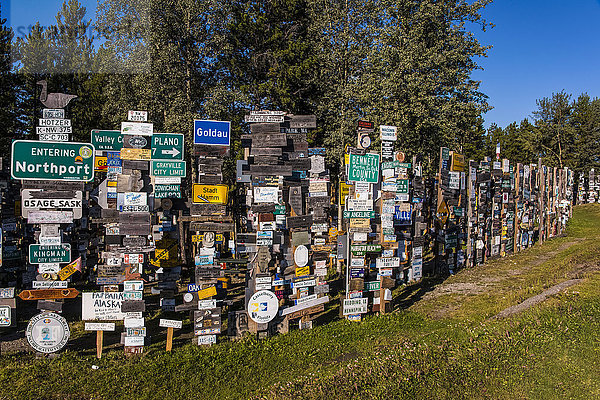 Schilderwald  eine Fülle und Vielfalt von Schildern auf dem Display; Watson Lake  Yukon  Kanada