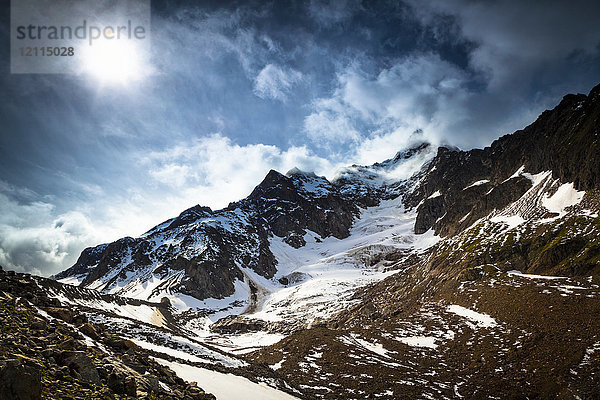 Gewitterwolken über Aiguille des Glaciers (Berg) und Estellette-Gletscher und Moräne  Alpen; Aostatal  Italien