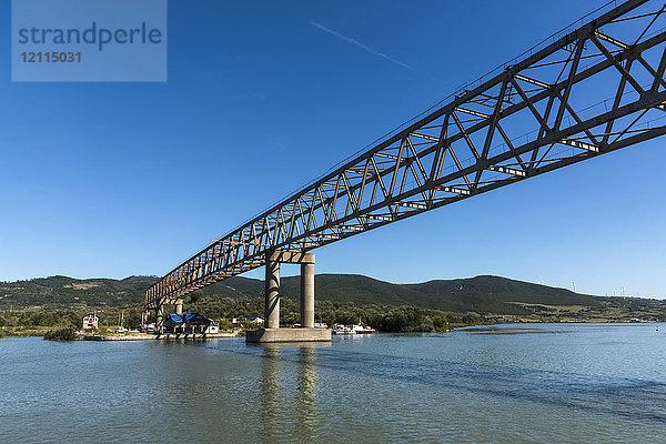 Eine Brücke über die Donau bei blauem Himmel; Judetul Caras-Severin  Serbien