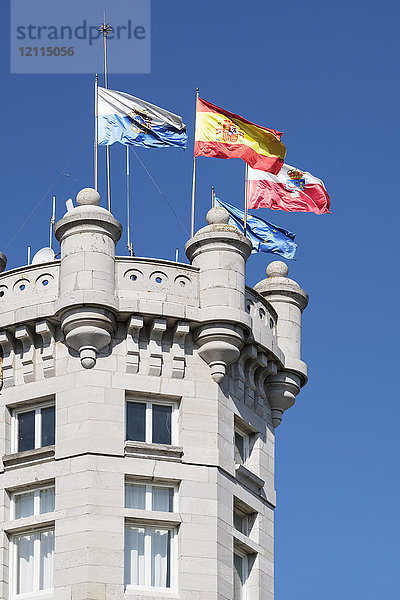 Achteckiger Turm und Fahnen am Magdalena-Palast  einem Palast aus dem 20. Jahrhundert in Spanien; Santander  Kantabrien  Spanien