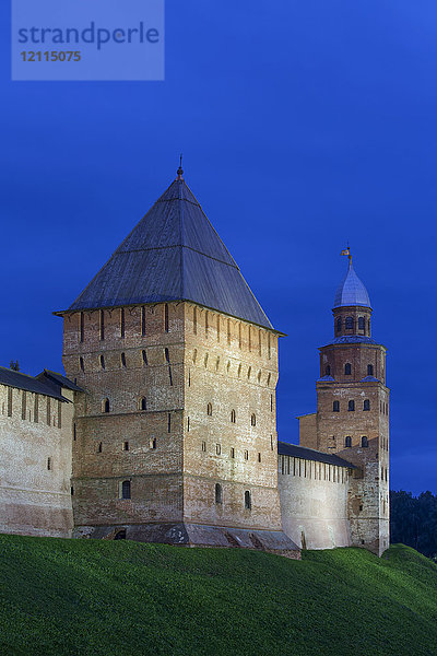 Pokrowskaja-Turm (links)  erbaut im 16. Jahrhundert  Kokouy-Turm (rechts)  erbaut im 17. Jahrhundert  Kremlmauer; Welikij Nowgorod  Gebiet Nowgorod  Russland
