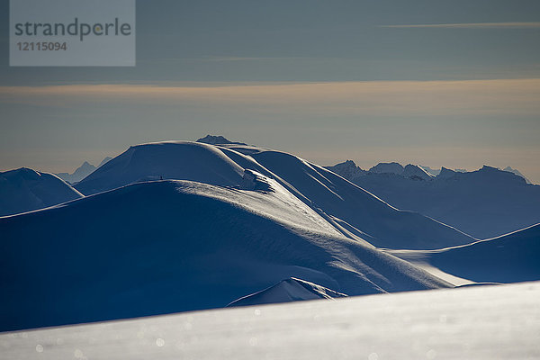 Dramatische Landschaft der schneebedeckten Bergketten mit Schatten und funkelndem Schnee bei Sonnenuntergang; Haines  Alaska  Vereinigte Staaten von Amerika