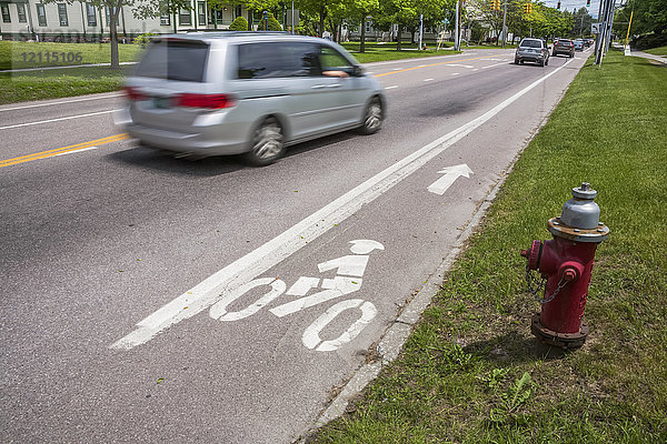 Feuerhydrant neben einer Straße mit Fahrradweg und einem vorbeifahrenden Fahrzeug; Vermont  Vereinigte Staaten von Amerika