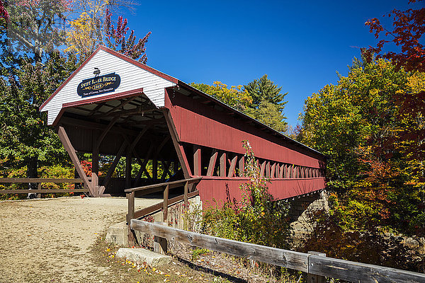 Überdachte Brücke am Swift River auf einer Landstraße im Herbst  White Mountains National Forest; Conway  New Hampshire  Vereinigte Staaten von Amerika