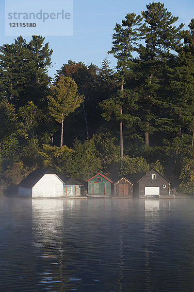 Bootshäuser auf dem Rosseau-See in der Region Muskoka in Ontario; Rosseau  Ontario  Kanada