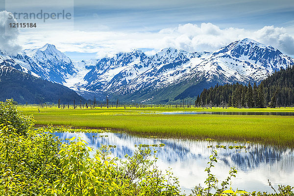 Spiegelung der Chugach Mountains in einem ruhigen See; Alaska  Vereinigte Staaten von Amerika