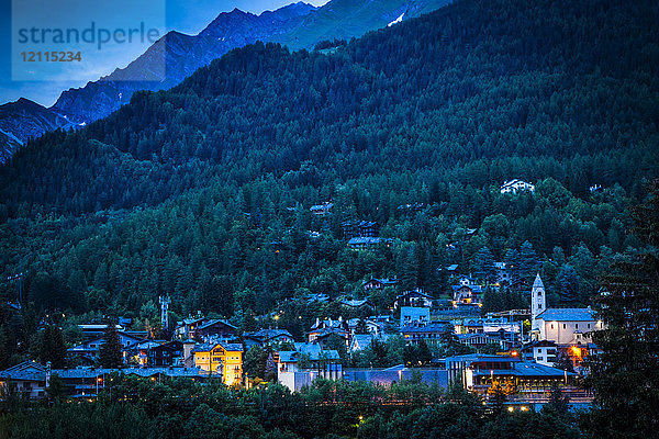 Blick auf das Stadtzentrum von Courmayeur und die Berge in der Abenddämmerung; Courmayeur  Aostatal  Italien