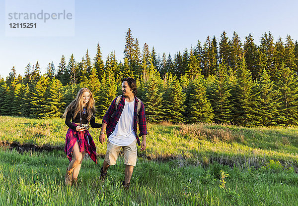Junges Paar bei einer Wanderung in einem Stadtpark im Herbst; Edmonton  Alberta  Kanada