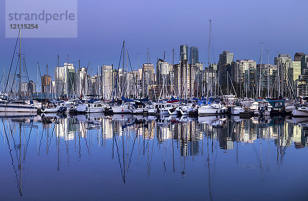 Skyline und Hafen von Vancouver in der Dämmerung mit Spiegelungen im Wasser; Vancouver  British Columbia  Kanada
