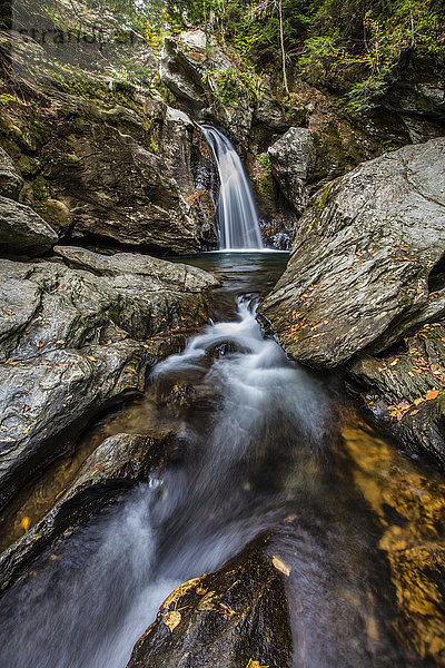 Bingham Falls mit Laub auf den schroffen Felsen  Green Mountains; Stowe  Vermont  Vereinigte Staaten von Amerika