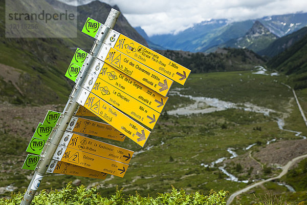 Wegweiser auf der Tour du Mont Blanc  Val Veni  Alpen; Aostatal  Italien