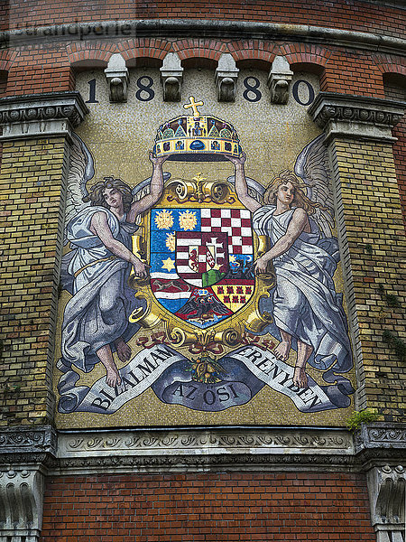 Buntes und symbolisches Wappen  das auf die Seite einer runden Ziegelmauer gemalt ist; Buda  Budapest  Ungarn