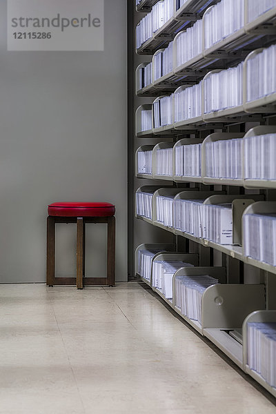 Roter Hocker neben Dokumenten in einer Bibliothek; Connecticut  Vereinigte Staaten von Amerika