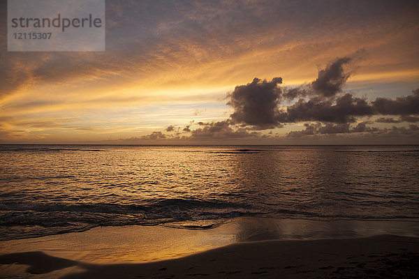 Sonnenuntergang am Strand Ke'e  Ha'ena State Park; Hanalei  Kauai  Hawaii  Vereinigte Staaten von Amerika