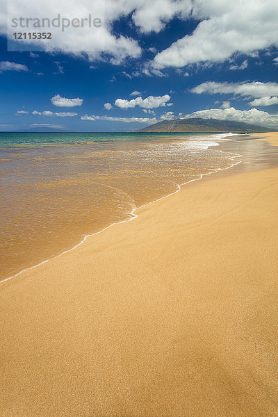 Türkisfarbenes Meerwasser und goldener Sand am Keawakapu Beach; Wailea  Maui  Hawaii  Vereinigte Staaten von Amerika