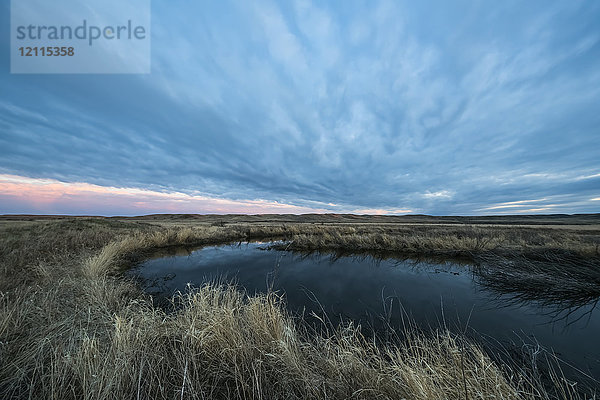 Sonnenuntergang über einem Teich im Grasslands National Park; Saskatchewan  Kanada