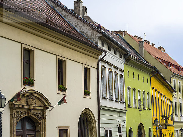 Bunte Häuserfassaden im Burgviertel von Buda  Budapest  Ungarn