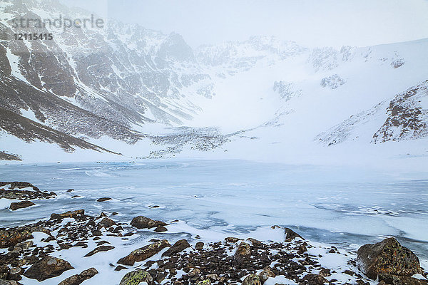 Gefrorener Hidden Lake und Hidden Peak mit Schnee  Chugach State Park  Süd-Zentral-Alaska; Anchorage  Alaska  Vereinigte Staaten von Amerika