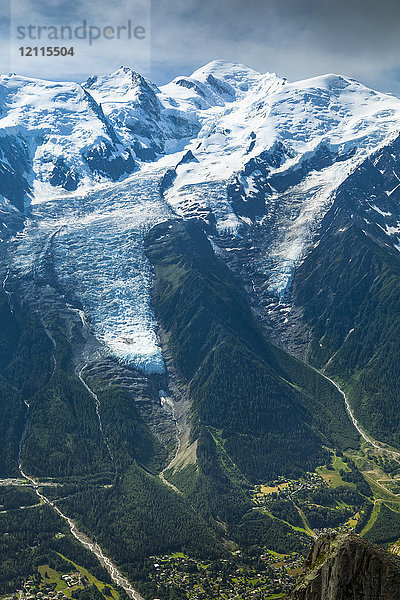 Mont-Blanc-Massiv über der Stadt Chamonix  von den Aiguilles Rouges aus gesehen; Chamonix-Mont-Blanc  Haute-Savoie  Frankreich