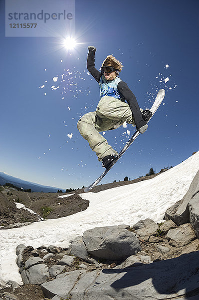 Ein professioneller Freeride-Snowboarder in der Luft auf dem Mount Hood; Oregon  Vereinigte Staaten von Amerika