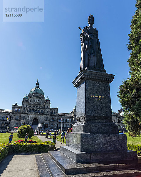 Statue von Königin Victoria und das Parlamentsgebäude von British Columbia in Victoria  Vancouver Island; Victoria  British Columbia  Kanada