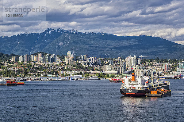 Frachtschiffe im Hafen von Vancouver; Vancouver  British Columbia  Kanada
