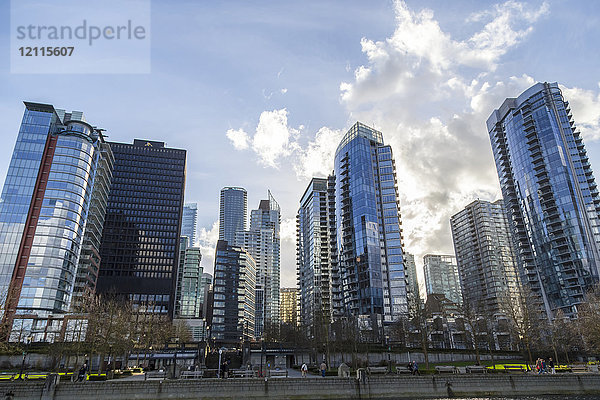 Skyline von Vancouver vom Ufer des Kohlehafens aus  mit Blick auf die Luxuswohnungen und Hotels; Vancouver  British Columbia  Kanada
