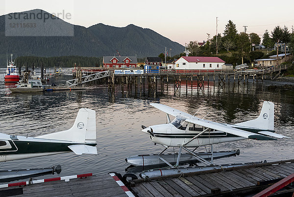 Im Clayoquot Sound angedockte Wasserflugzeuge bei Sonnenuntergang an der Pazifikküste  Vancouver Island; Tofino  British Columbia  Kanada