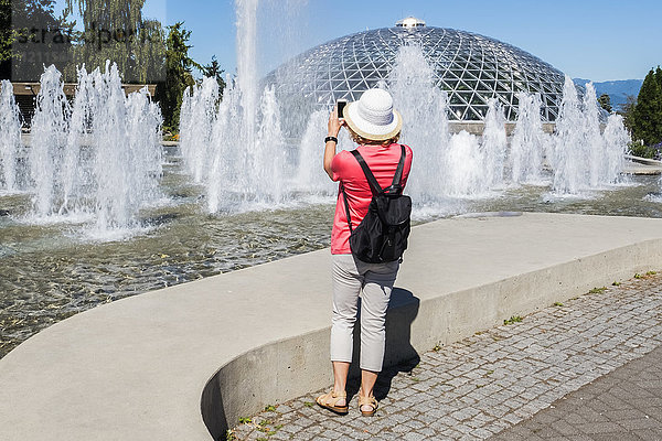 Eine Touristin macht ein Foto im Queen Elizabeth Park; Vancouver  British Columbia  Kanada