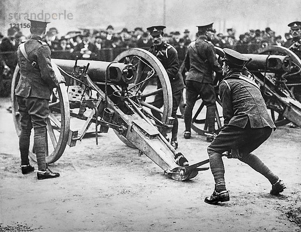 Laterna Magica WW1  1914-1918  Bilder des Ersten Weltkriegs. Britische Kanoniere demonstrieren das Aufstellen und Manövrieren eines Geschützes