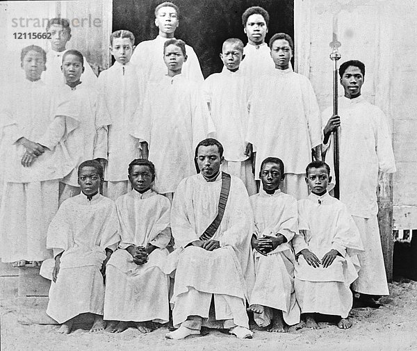 Christliche Missionare in Pose  Gesellschaft für die Ausbreitung des Evangeliums in der Fremde  Missionsarbeit in Madagaskar  um 1900  Laterna Magica; Madagaskar