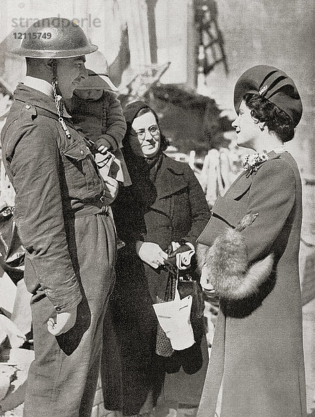 Queen Elizabeth besucht die im Zweiten Weltkrieg zerbombten Städte Großbritanniens  hier in Plymouth. Königin Elizabeth  die Königinmutter. Elizabeth Angela Marguerite Bowes-Lyon  1900 - 2002. Ehefrau von König Georg VI. und Mutter von Königin Elisabeth II.