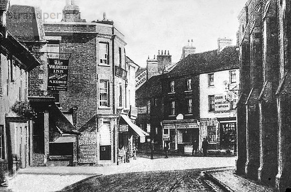 Straßenszene im Dorf Faringdon mit dem Volunteer Inn und verschiedenen Geschäften  Laterna Magica-Dia um 1900; Faringdon  Oxfordshire  England