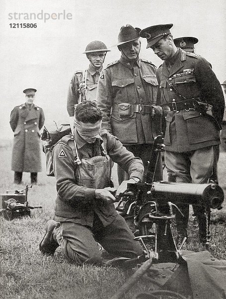 König Georg VI. beobachtet  wie ein australischer Soldat mit verbundenen Augen ein Maschinengewehr zusammenbaut  1940. Georg VI.  1895 - 1952. König des Vereinigten Königreichs und der Dominions des British Commonwealth.