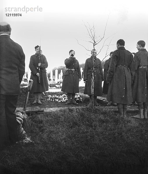 Laterna Magica WW1  1914-1918  Bilder des Ersten Weltkriegs. Die letzte Post wird bei einem militärischen Begräbnis gespielt. Trompeter und Soldaten mit Gewehren.