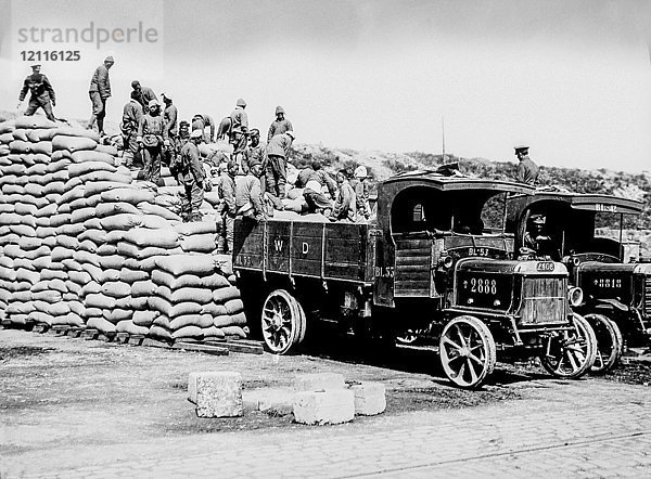 Laterna Magica-Dia  das Männer des chinesischen Arbeitskorps beim Stapeln von Getreidesäcken in Boulogne während des Ersten Weltkriegs zeigt; Boulogne  Frankreich