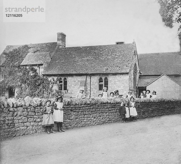 Laterna Magica um 1900. Viktorianisch. Viktorianische Kinder vor der Schule und in der Gasse. Die Schule von Uffington  die in Tom Browns Schulzeit erwähnt wird.