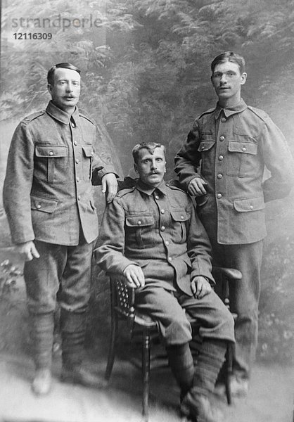 Glasnegativ um 1900.Viktorianisch.Sozialgeschichte.Soldaten aus dem Ersten Weltkrieg in Pose. Soldaten des Ersten Weltkriegs in einem Familienporträt
