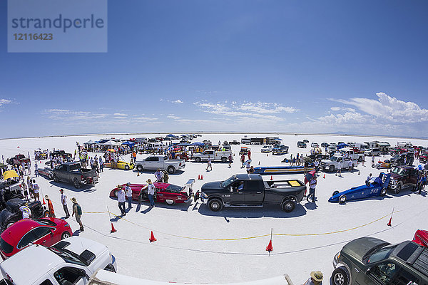 Verschiedene Fahrzeugklassen stehen an der Startlinie auf den Bonneville Salt Flats für Geschwindigkeitsrekordversuche während der Bonneville Speed Week 2017; Wendover  Utah  Vereinigte Staaten von Amerika