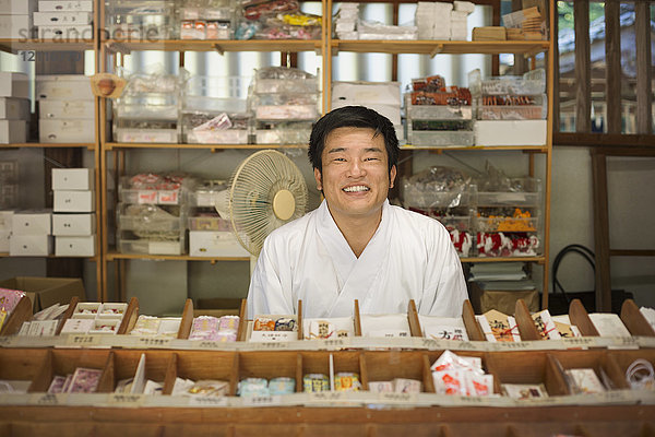 Verkäufer in weißem Kimono im Shinto Sakurai-Schrein  Fukuoka  Japan.