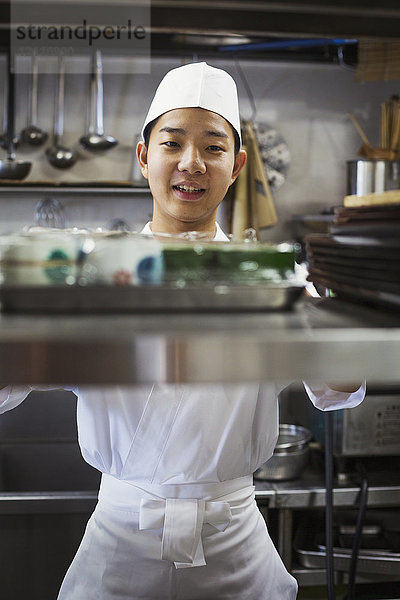 Chefkoch  der in der Küche eines japanischen Sushi-Restaurants arbeitet.