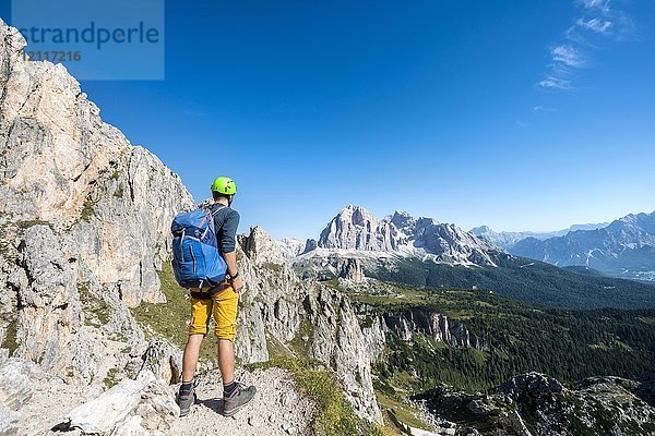 Wanderer mit Kletterhelm auf Wanderweg zum Nuvolau  Blick auf die Bergkette Tofane  Dolomiten  Südtirol  Trentino-Südtirol  Italien  Europa