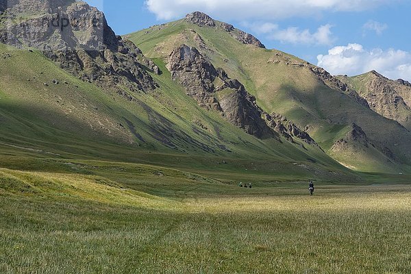 Reiter beim Reiten im Kurumduk-Tal  Provinz Naryn  Kirgisistan  Asien