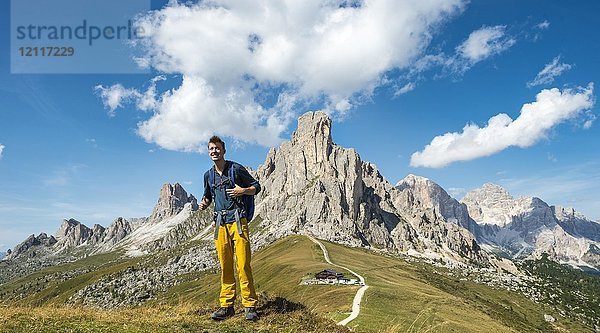 Wanderer oberhalb des Passo Giau  auf der Rückseite La Gusela  Averau und Tofane  Dolomiten  Südtirol  Trentino-Südtirol  Italien  Europa