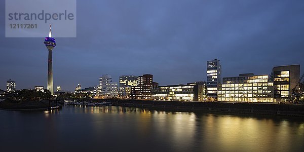 Rheinturm und Gehri-Gebäude  Abenddämmerung  Medienhafen  Düsseldorf  Rheinland  Nordrhein-Westfalen  Deutschland  Europa