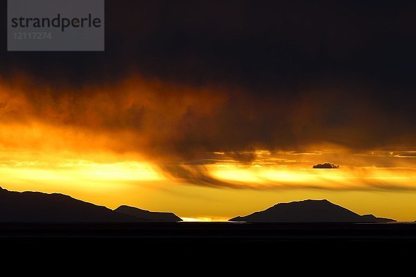 Bewölkte Atmosphäre bei Sonnenuntergang  Salar de Uyuni  Potosí  Bolivien  Südamerika